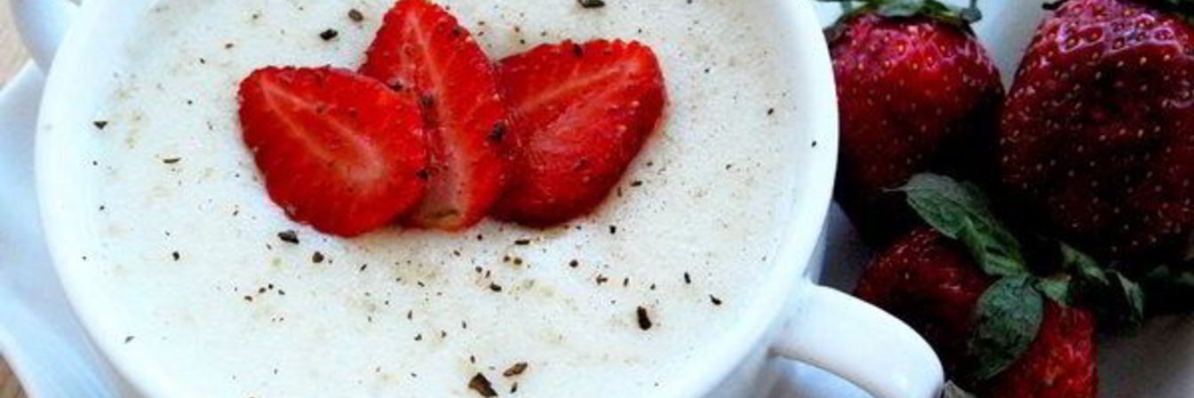 Манная каша на сливках с клубникой