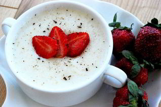 Манная каша на сливках с клубникой