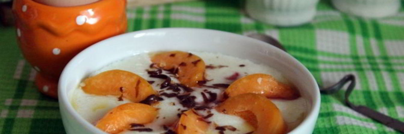 Манная каша с абрикосами, шоколадом и клубничным сиропом