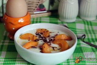 Манная каша с абрикосами, шоколадом и клубничным сиропом