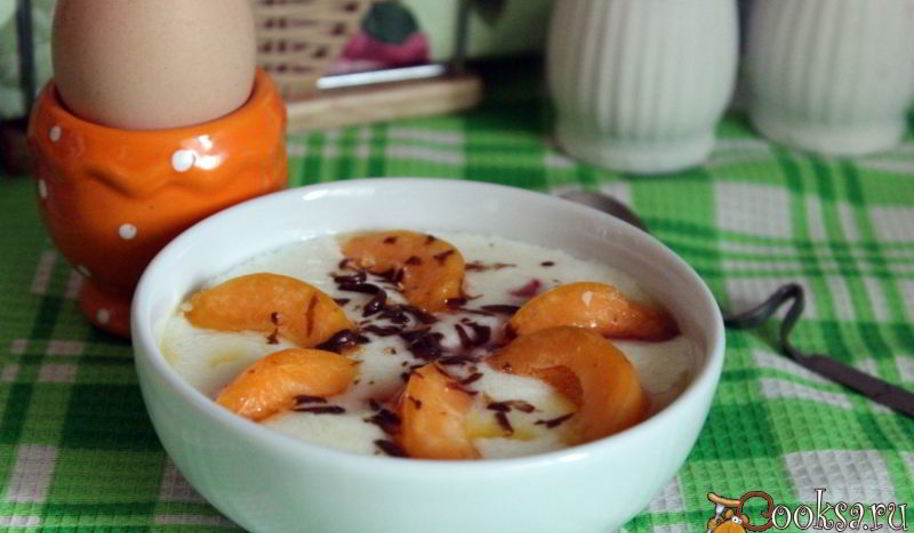 Рецепт манной каши с абрикосами, шоколадом и клубничным сиропом