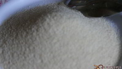 манная каша с абрикосами, шоколадом и клубничным сиропом