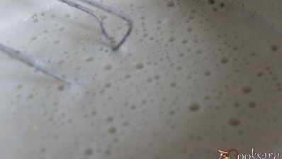 манная каша с абрикосами, шоколадом и клубничным сиропом