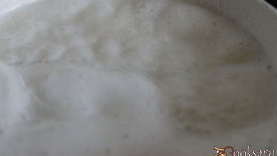 манная каша с абрикосами, шоколадом и клубничным сиропом