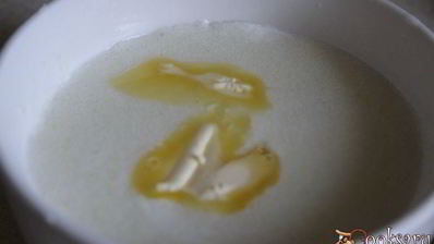 манная каша с абрикосами, шоколадом и клубничным сиропом