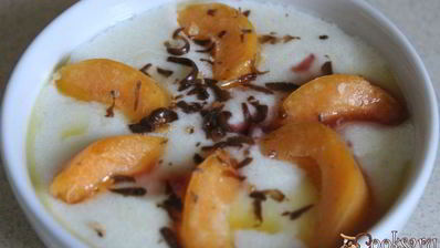 манная каша с абрикосами, шоколадом и клубничным сиропом