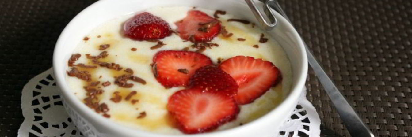 Манная каша с клубникой и шоколадом