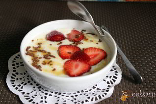 Манная каша с клубникой и шоколадом