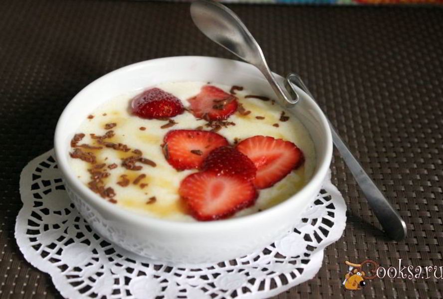 Манная каша с клубникой и шоколадом