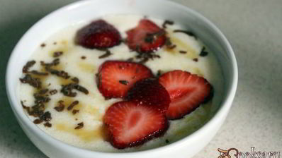 манная каша с клубникой и шоколадом