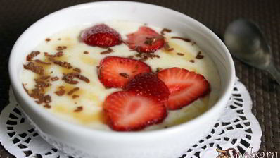 манная каша с клубникой и шоколадом