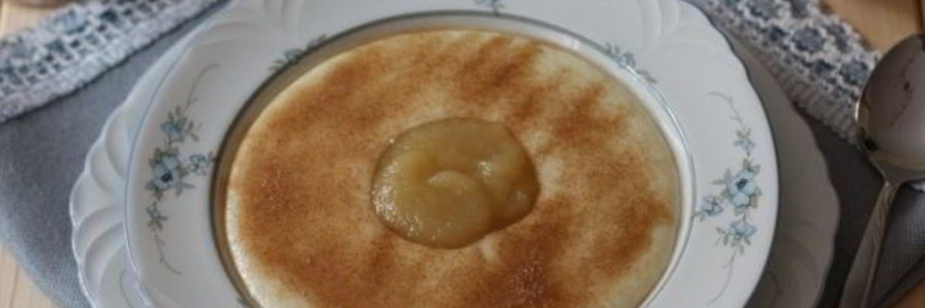 Манная каша с корицей и яблочным муссом