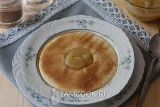 Манная каша с корицей и яблочным муссом