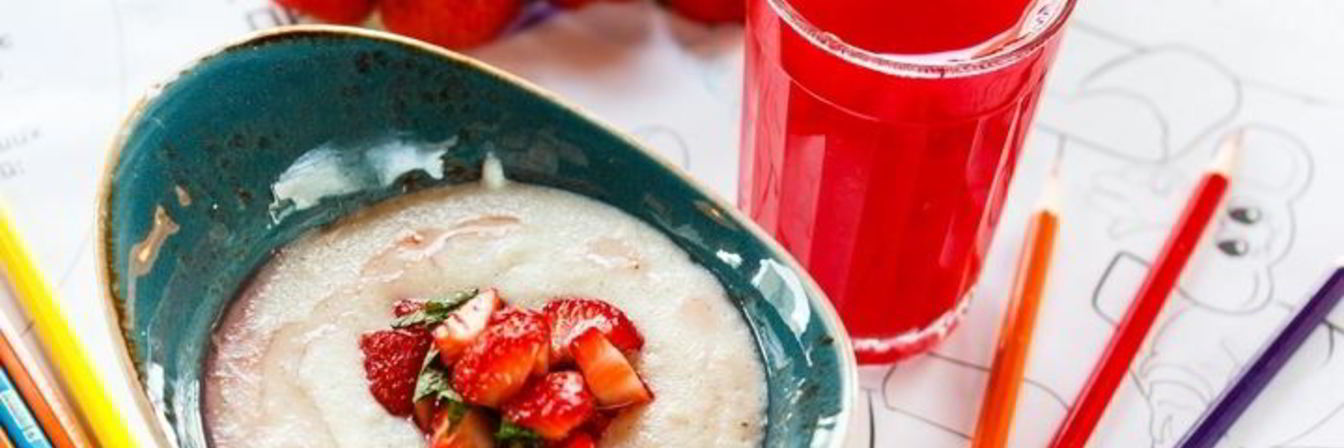 Манная каша со свежей клубникой