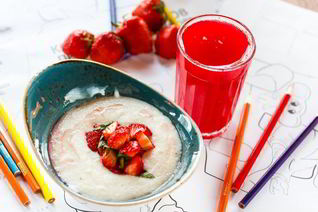 Манная каша со свежей клубникой