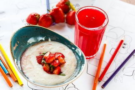 Манная каша со свежей клубникой