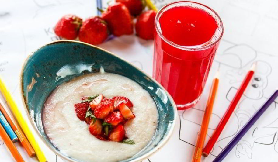 Рецепт манной каши со свежей клубникой