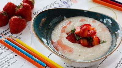 манная каша со свежей клубникой