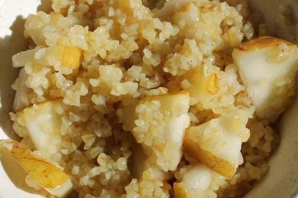 Медовая каша из булгура с грушей