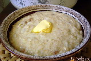 Молочная овсяная каша с изюмом