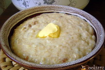 Молочная овсяная каша с изюмом