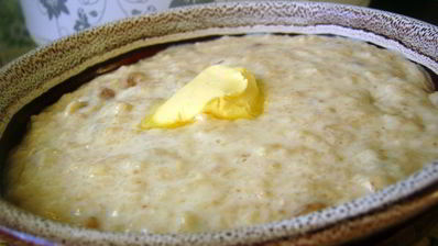 молочная овсяная каша с изюмом