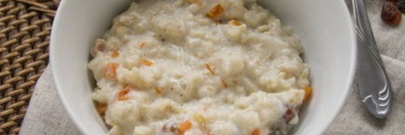 Овсяная каша на молоке с тыквой и изюмом