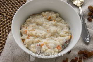 Овсяная каша на молоке с тыквой и изюмом