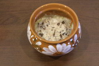 Овсяная каша с черносливом в горшочке