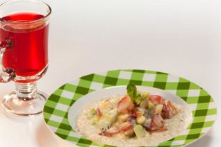 Овсяная каша с фруктовым салатом