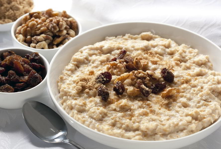 Овсяная каша с изюмом к завтраку
