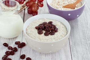Овсяная каша с изюмом