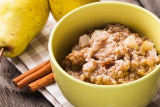 Овсяная каша с корицей и ломтиками груши