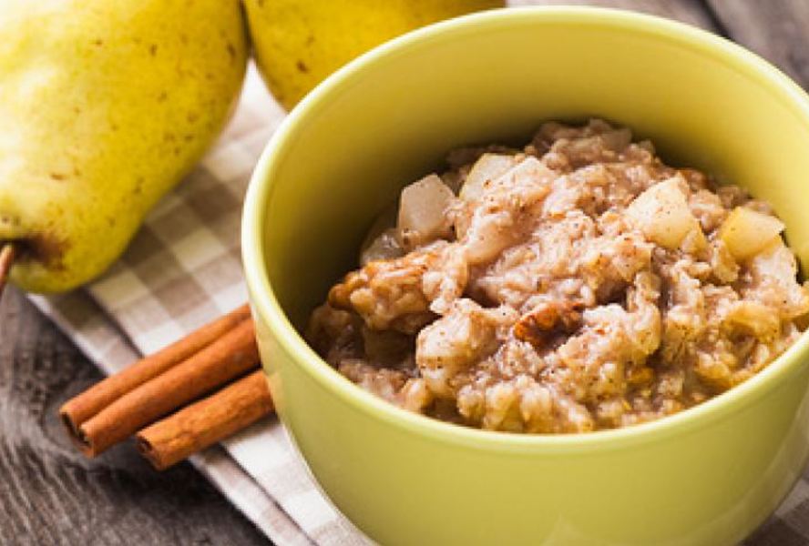 Овсяная каша с корицей и ломтиками груши