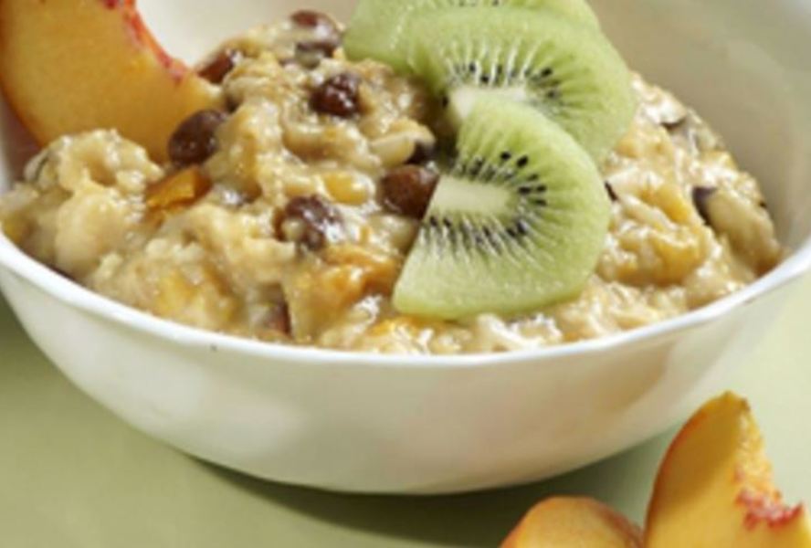 Овсяная каша с орехами и фруктами