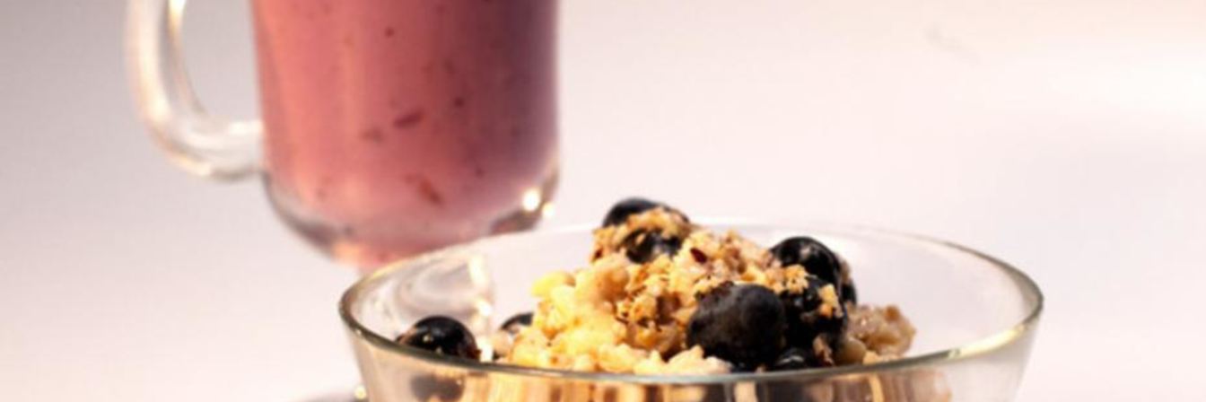 Овсяная каша с орехами и питьевой йогурт с черникой