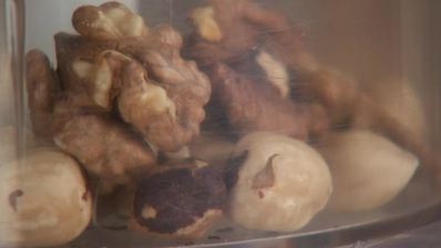 овсяная каша с орехами и питьевой йогурт с черникой