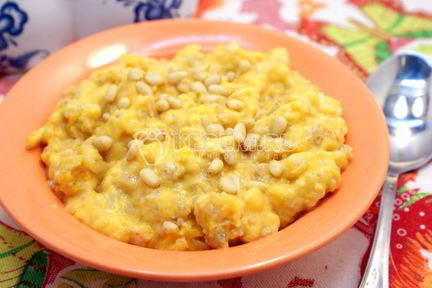 Овсяная каша с тыквой и кедровыми орешками