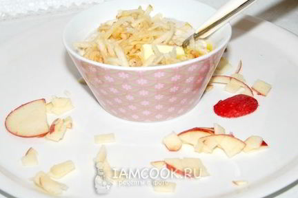 Овсяная каша с яблоками