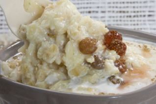 Овсяная каша с яблоком и изюмом