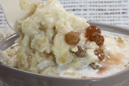 Овсяная каша с яблоком и изюмом