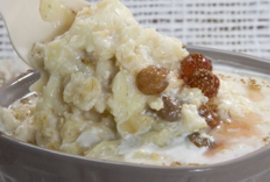 Овсяная каша с яблоком и изюмом