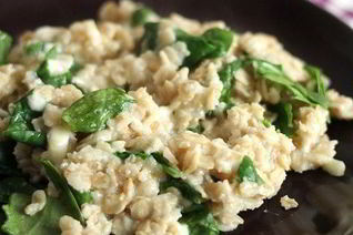 Овсяная каша со свежим шпинатом и сыром