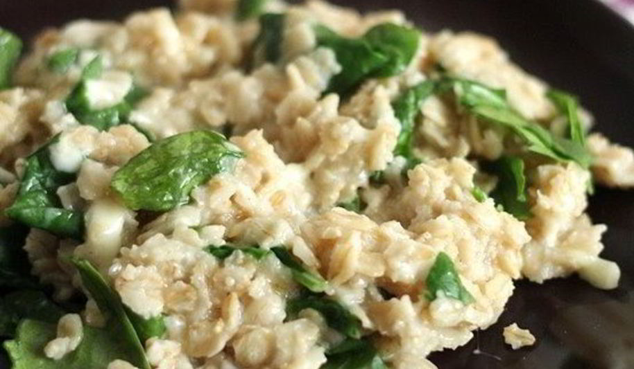 Рецепт овсяной каши со свежим шпинатом и сыром