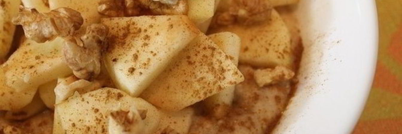 Овсянка с яблоками, медом и грецкими орехами