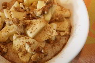 Овсянка с яблоками, медом и грецкими орехами