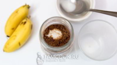 овсянка в банке с какао и бананом