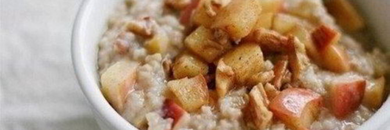 Простая овсяная каша с яблоками и медом