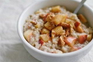 Простая овсяная каша с яблоками и медом