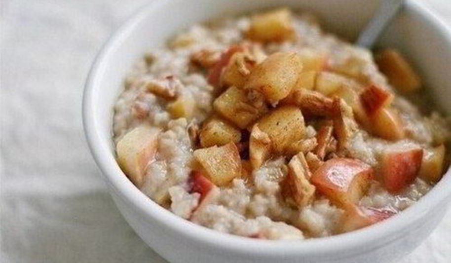 Рецепт простой овсяной каши с яблоками и медом